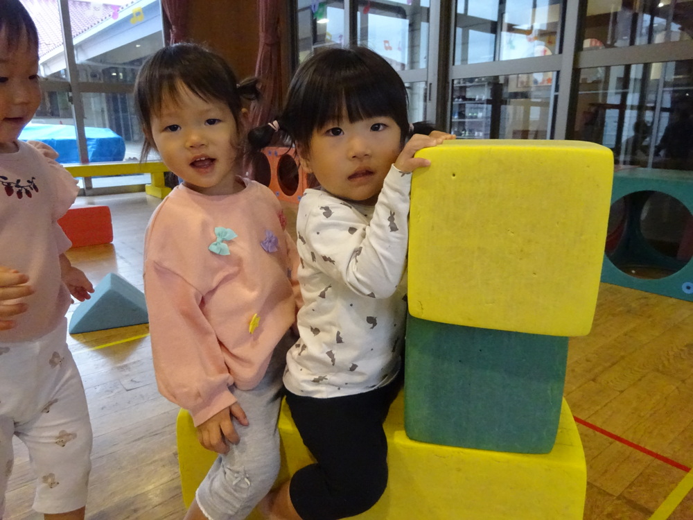 遊戯室で遊ぶ子ども (6)