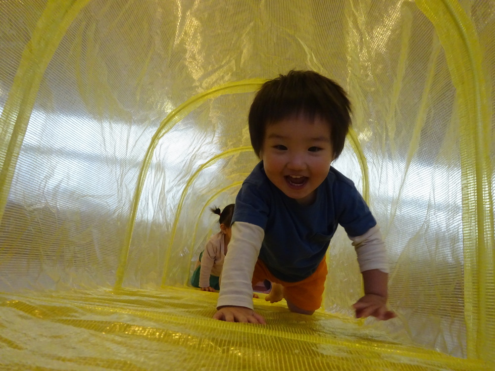 遊戯室で遊ぶ子ども (8)