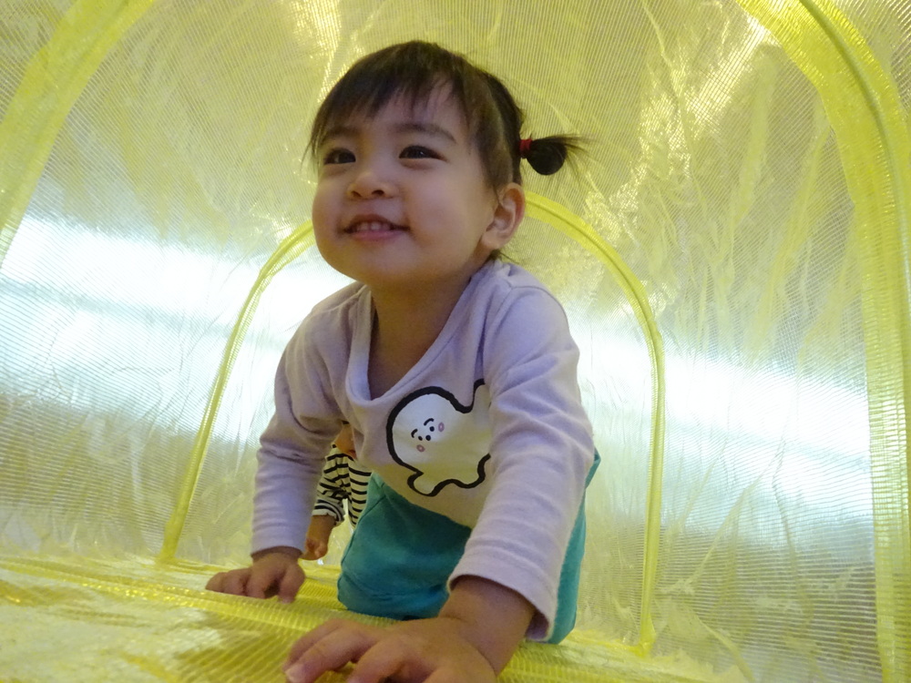 遊戯室で遊ぶ子ども (9)