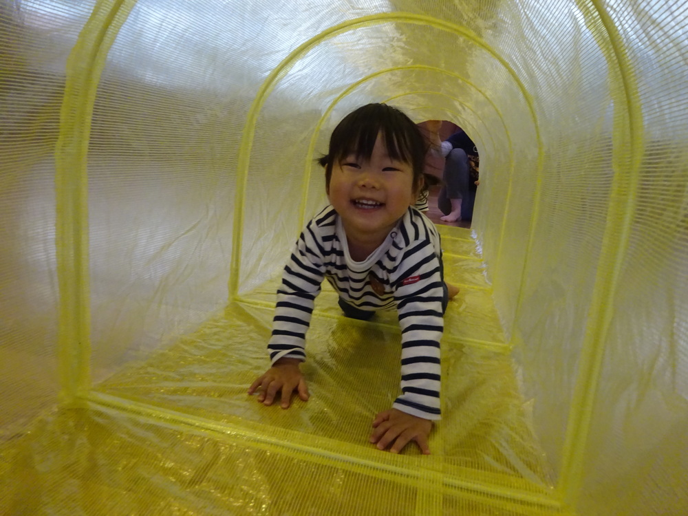 遊戯室で遊ぶ子ども (10)