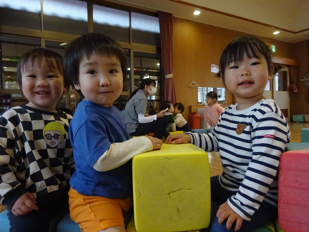遊戯室で遊ぶ子ども (11)
