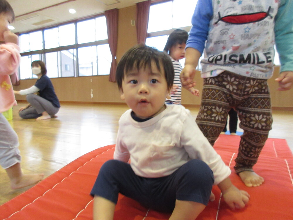 遊戯室で遊んでいる (4)