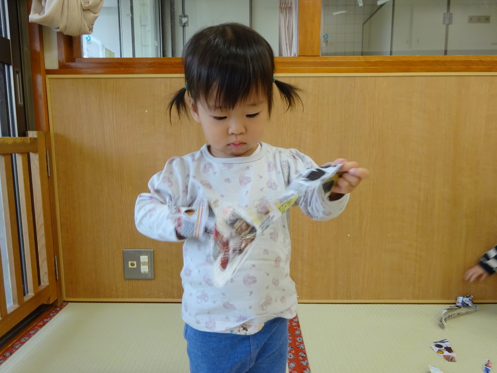 広告紙をちぎっている子ども (3)