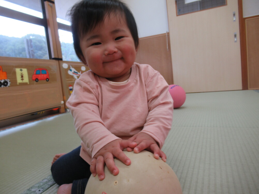 カラートンネルとフラフープとボールで遊んでいる  (8)