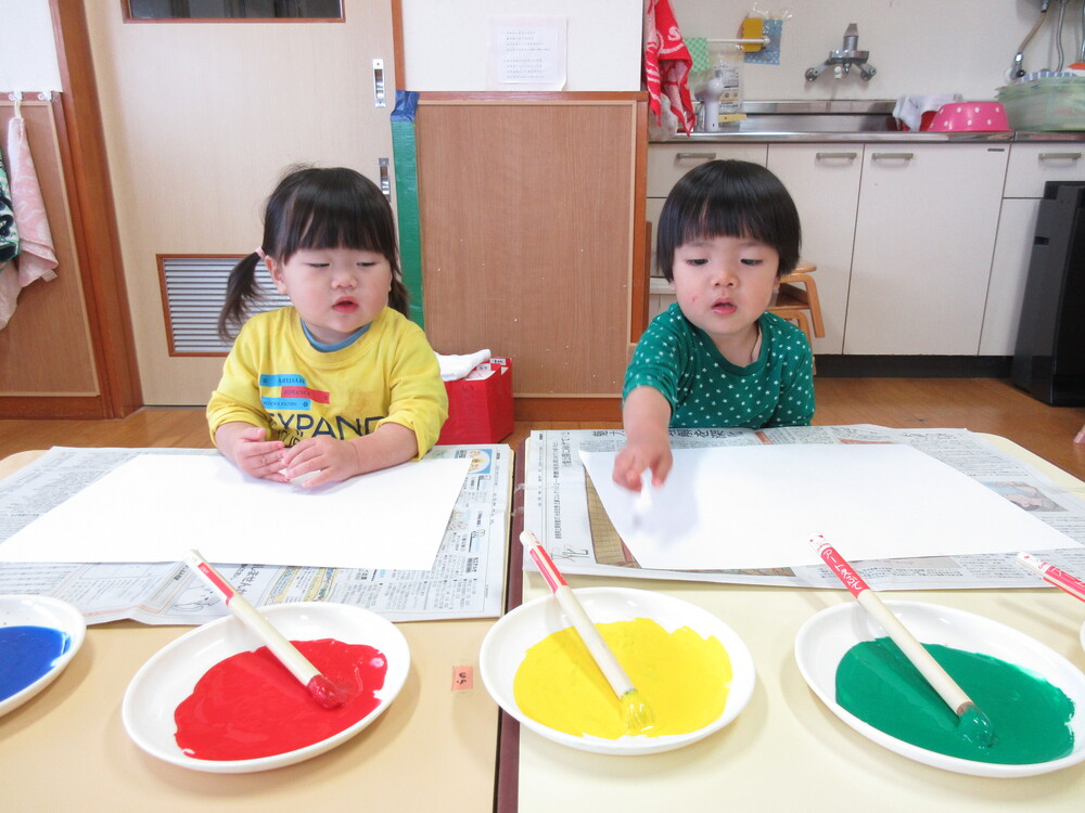 絵を描く子どもの様子