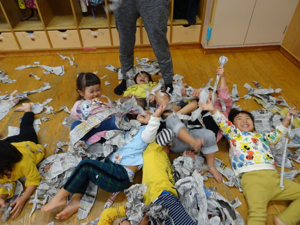 新聞紙遊び (1)