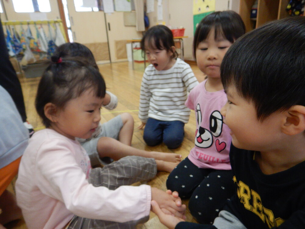 手を繋いで座る