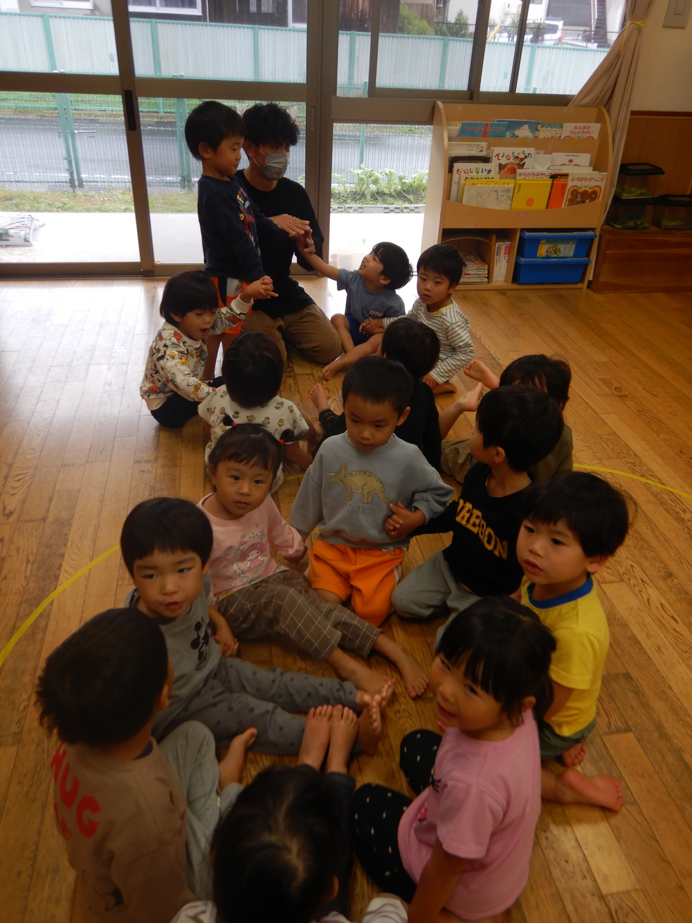 手を繋いで座る