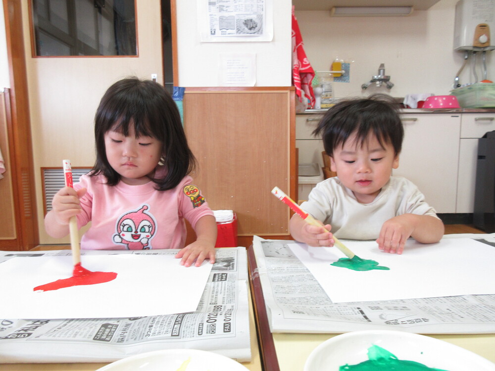 絵を描く子どもの様子