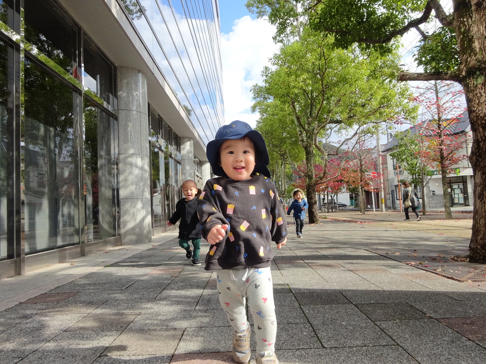 散歩を楽しむ子ども (2)
