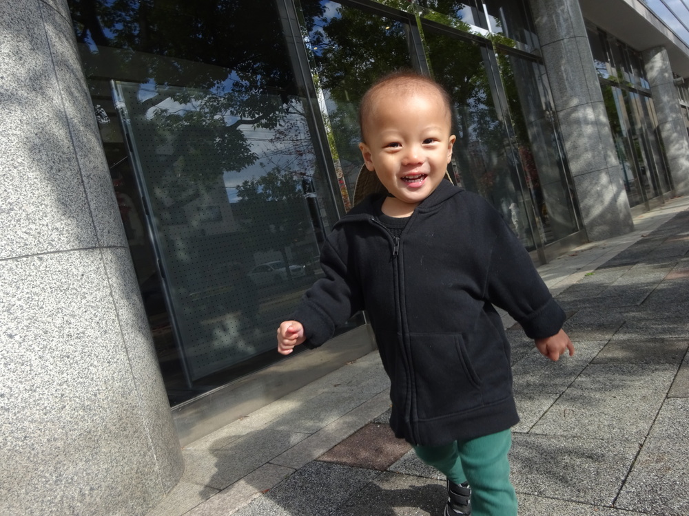 散歩を楽しむ子ども (3)