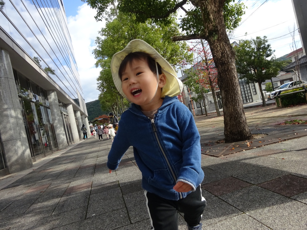 散歩を楽しむ子ども (4)