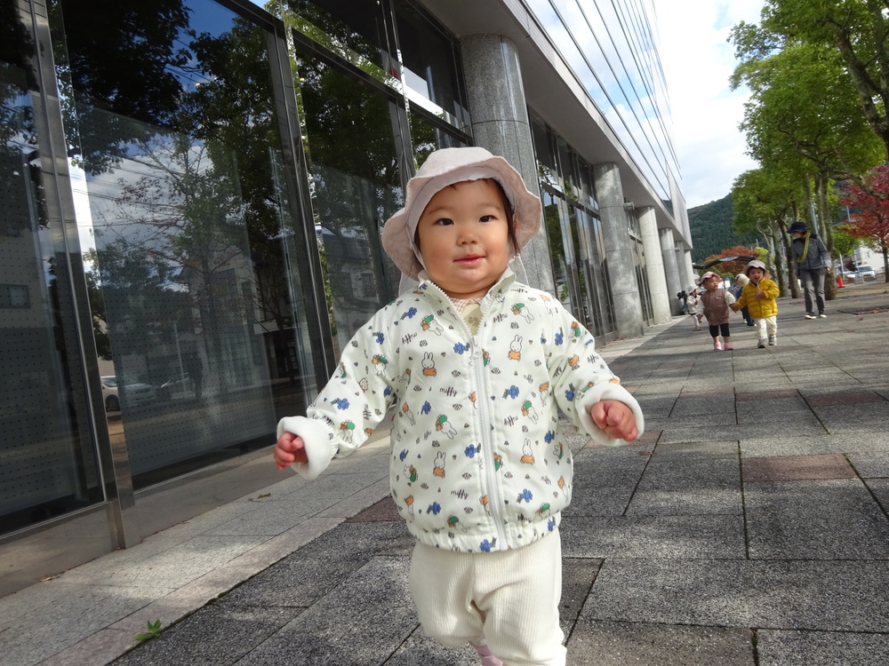散歩を楽しむ子ども (5)