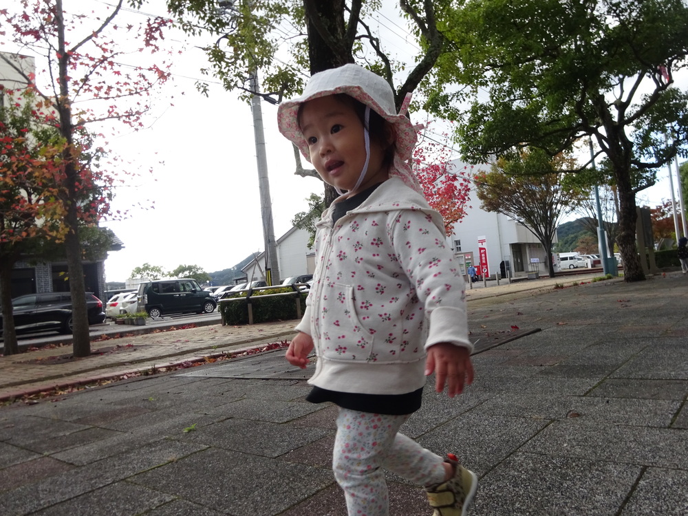散歩を楽しむ子ども (6)
