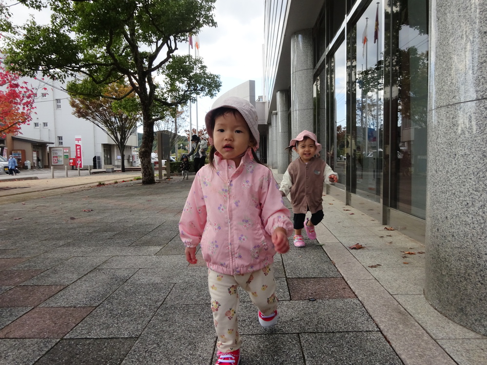 散歩を楽しむ子ども (7)