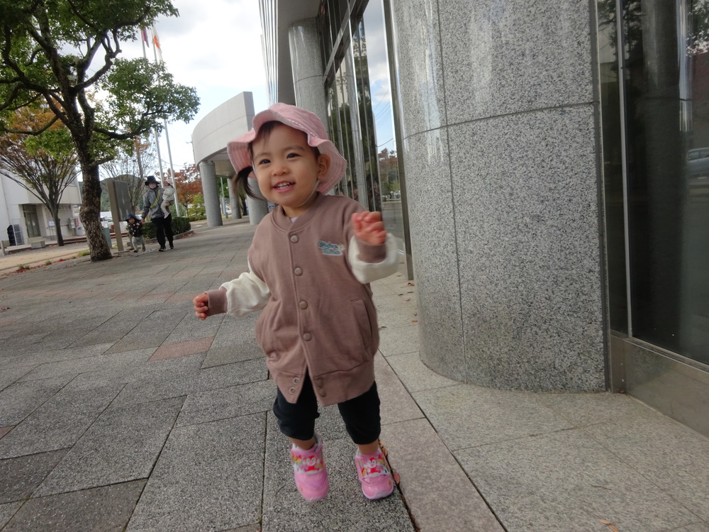 散歩を楽しむ子ども (8)