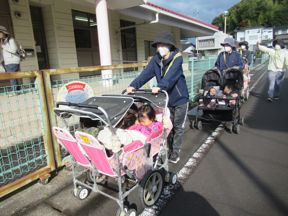 散歩に出かけている様子 (2)