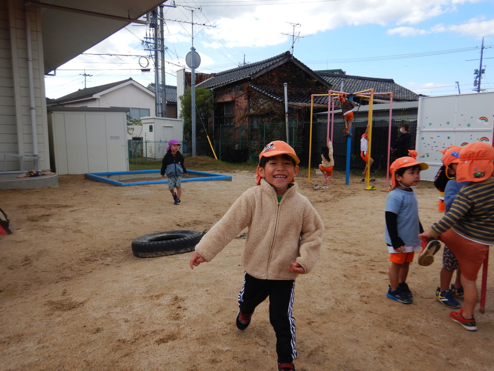 園庭を走る男の子