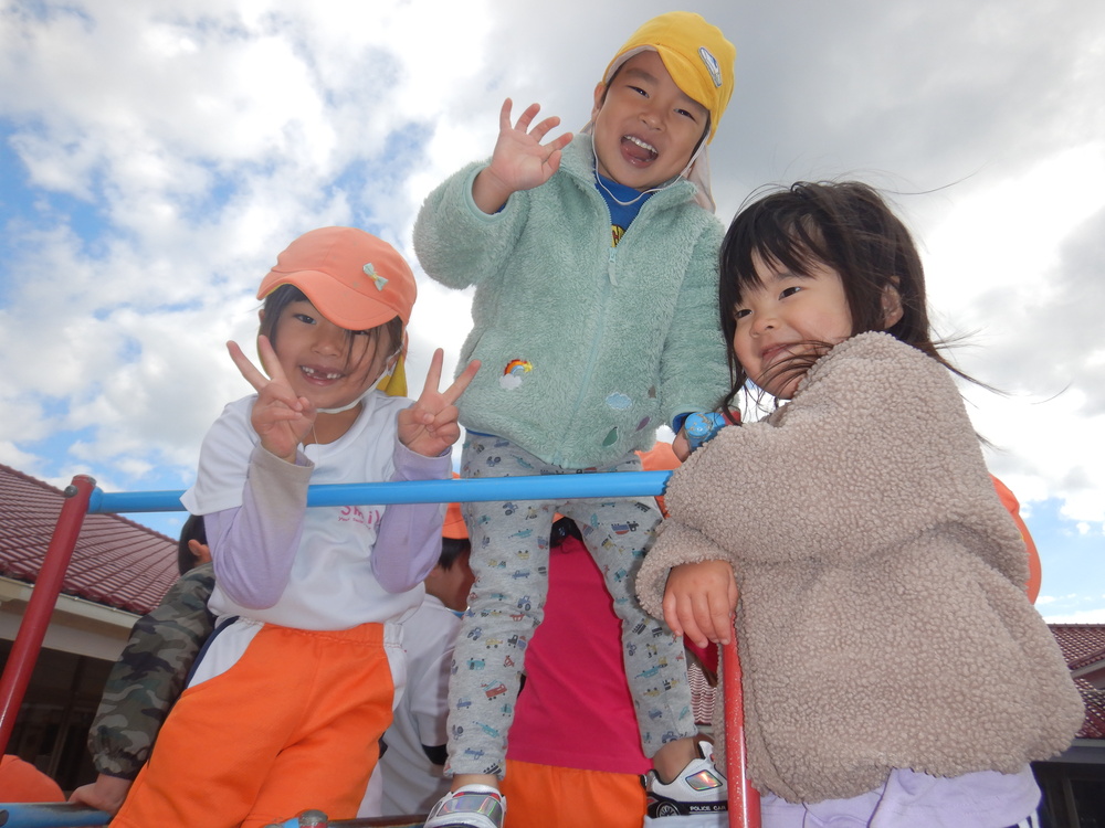 ジャングルジムに登る子どもたち