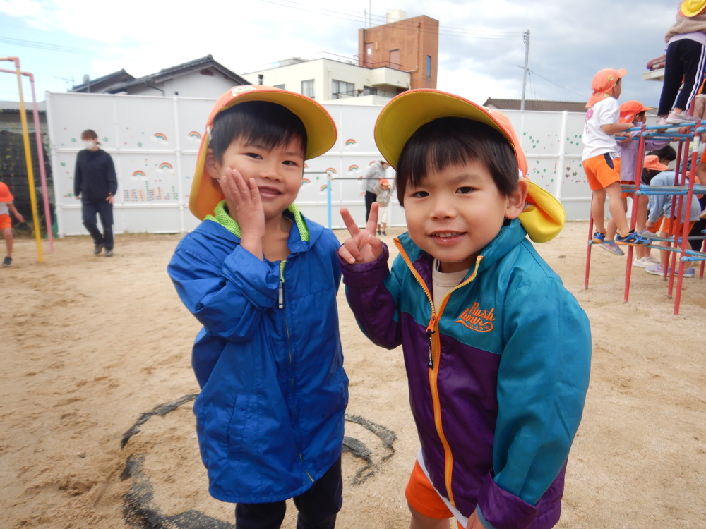 園庭で遊ぶ男の子