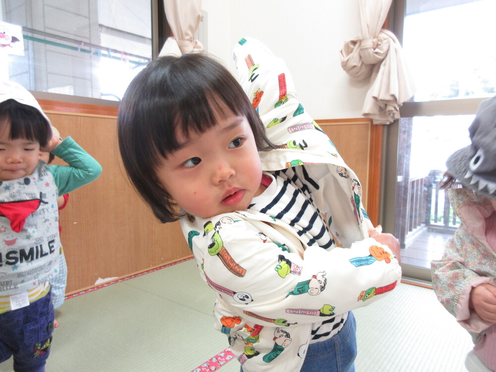 ジャンバーを着る子ども