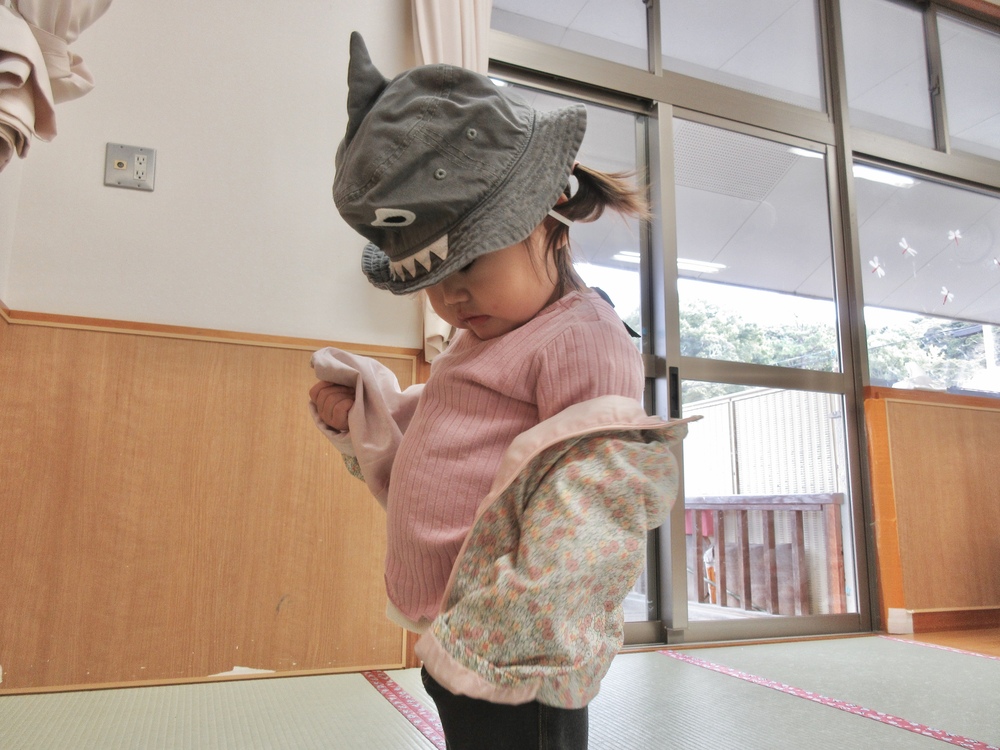 ジャンバーを着る子ども