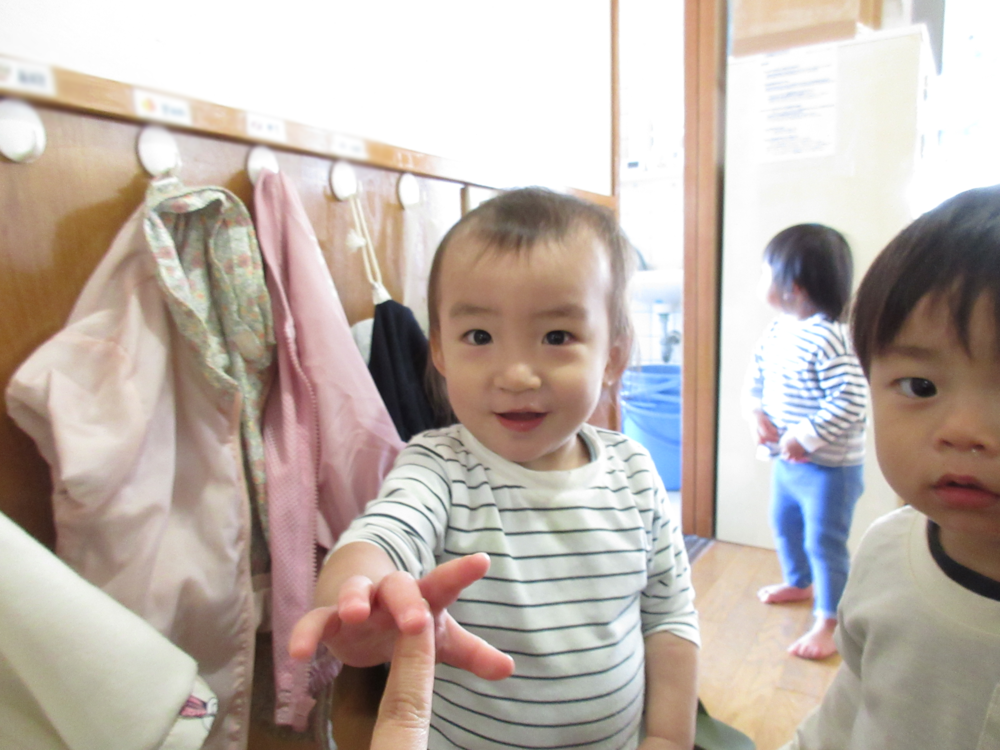 保育者とハイタッチする男の子
