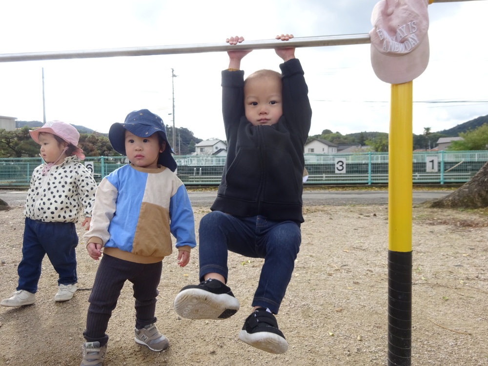 鉄棒をしている子ども (1)