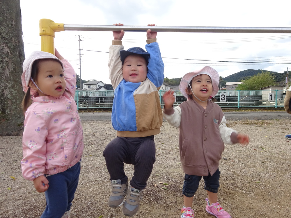 鉄棒をしている子ども (2)