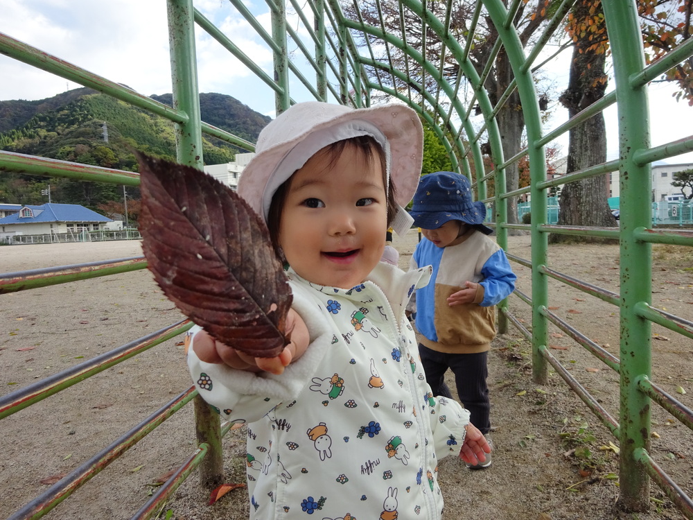 葉っぱを見つけた子ども