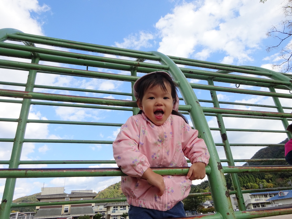 肋木で遊んでいる子ども (1)