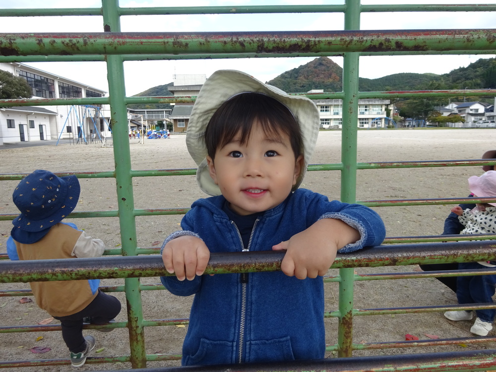 肋木で遊んでいる子ども (4)