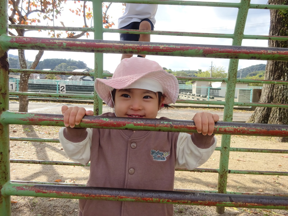 肋木で遊んでいる子ども (5)