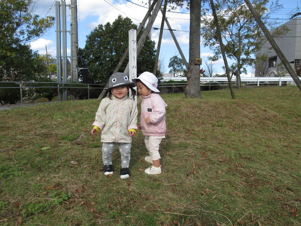 公園で遊んでいる (5)
