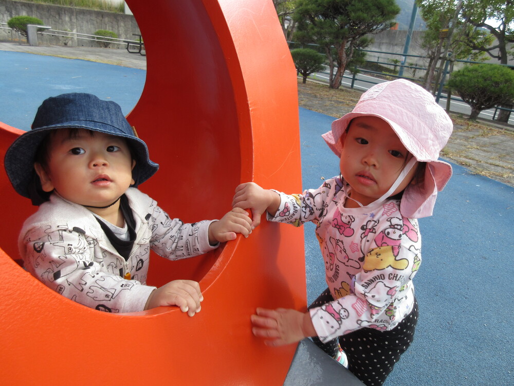 公園で遊んでいる (6)