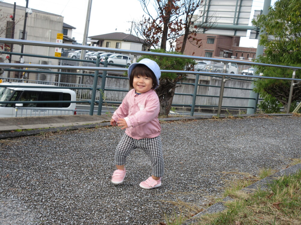 公園で遊んでいる (8)