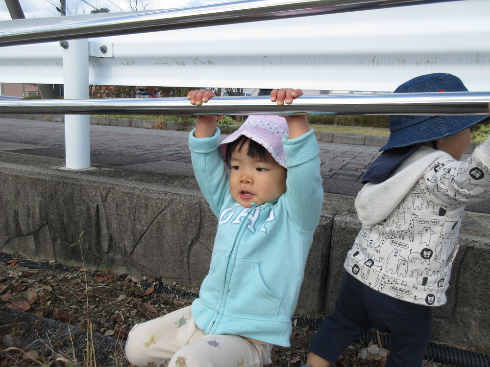 公園で遊んでいる (9)