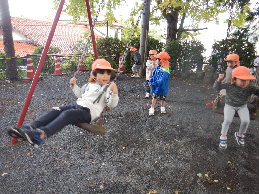 ブランコに乗る子ども