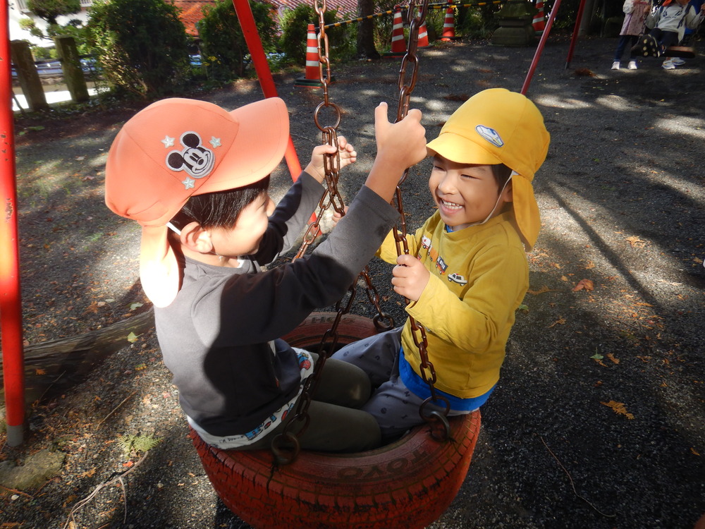 ブランコに乗る子ども
