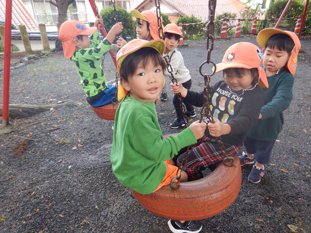 ブランコに乗る子ども