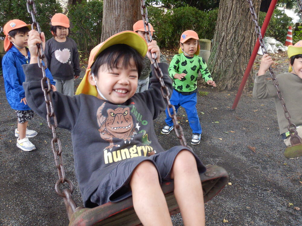 ブランコに乗る子ども
