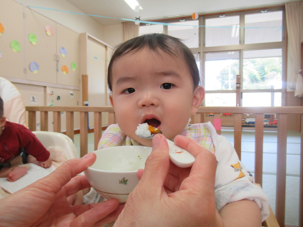 ご飯を食べる子ども