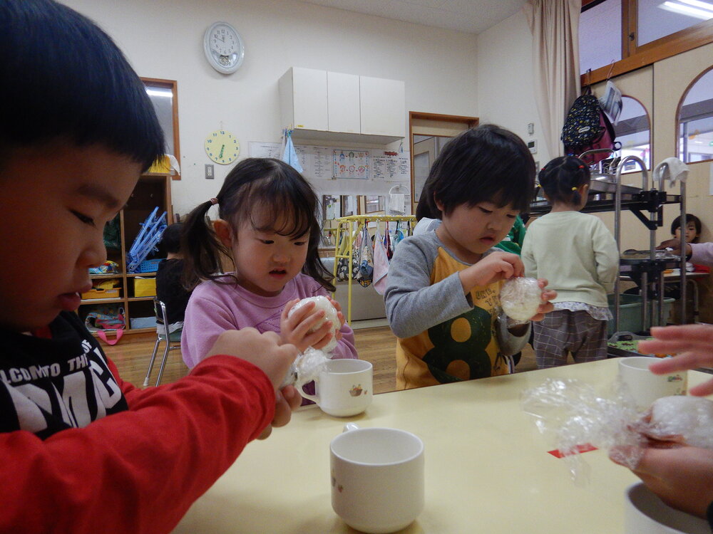 おにぎりを握る