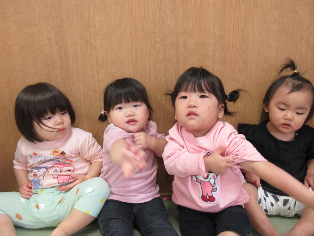 袖まくりをする子ども