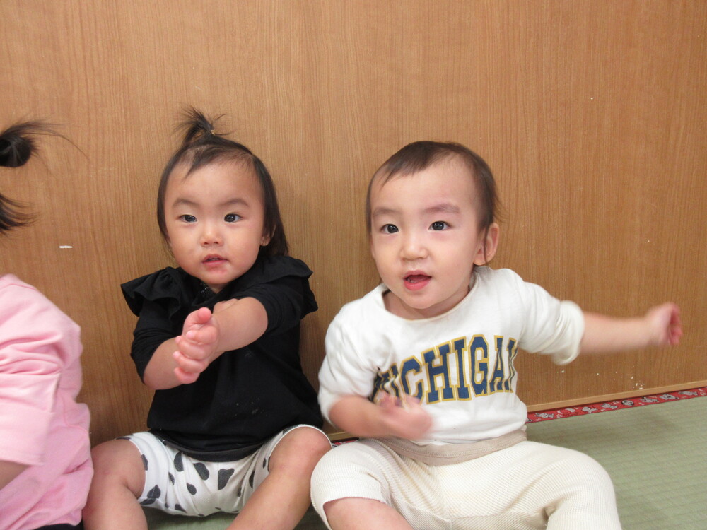 袖まくりをする子ども