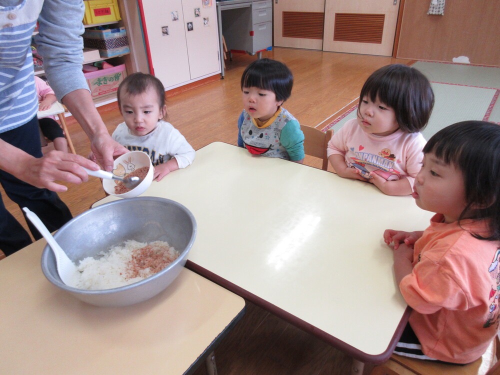 おかかおにぎりを作る様子