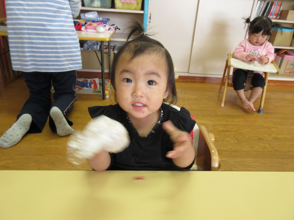 おかかおにぎりを作る様子