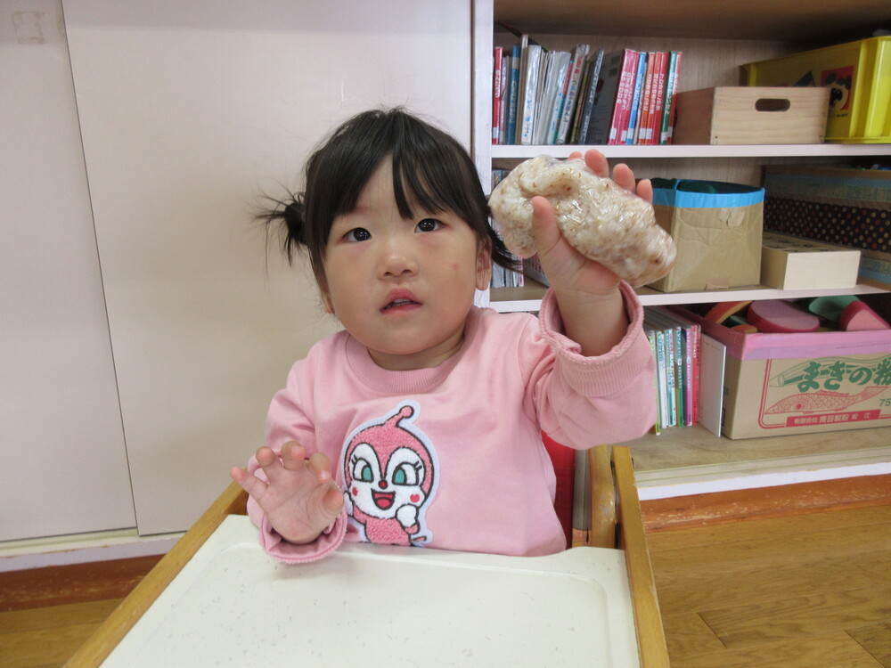 おにぎりを作る様子