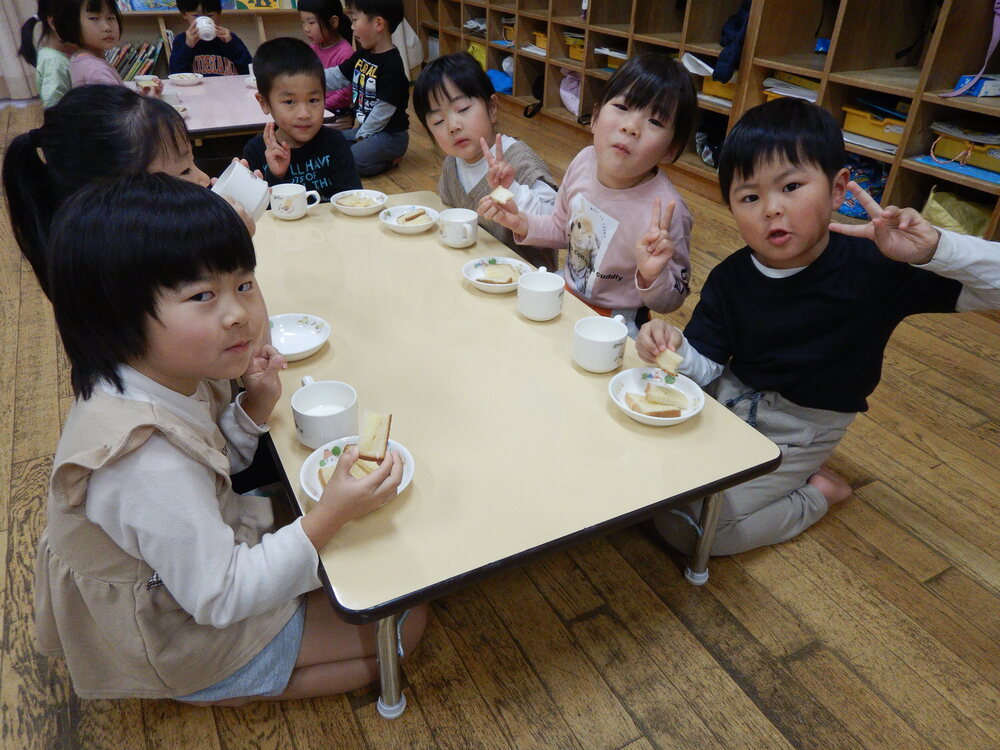 ラスクを食べる