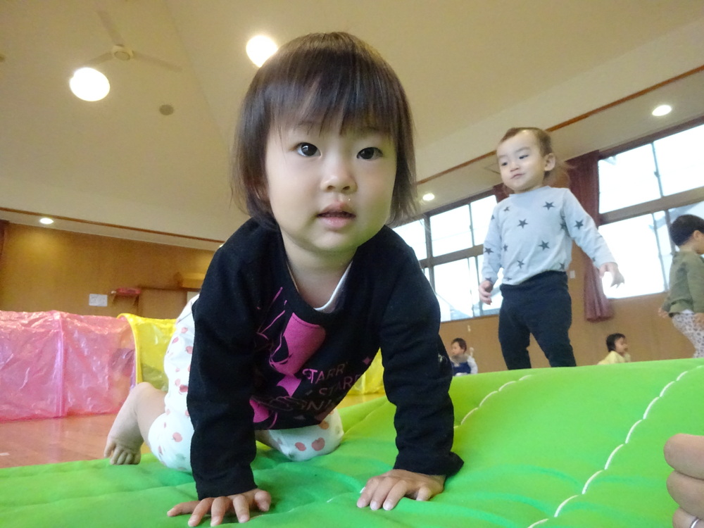 遊戯室遊ぶ子ども (3)